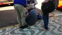 Ao correr para alcançar ônibus, idoso sofre queda na calçada e fica ferido