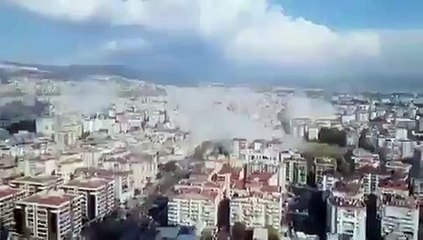İzmir'de meydana gelen deprem sonrası bazı binalar yıkıldı