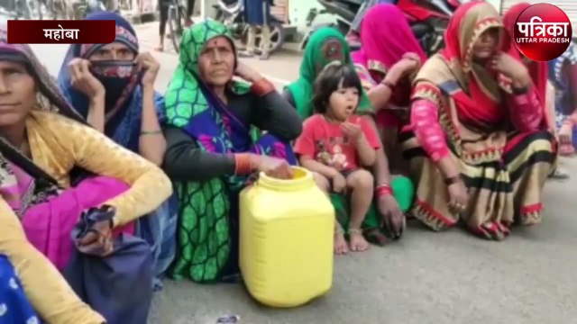 पेयजल समस्या से परेशान महिलाओं ने शहर की मुख्य सड़क पर लगाया जाम