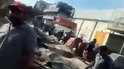 İzmir'de bir binanın çökme anı böyle görüntülendi