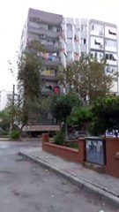 İzmir'de deprem, bina çökme anı