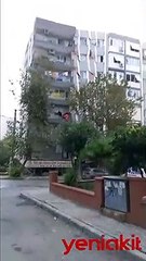 Depremde 8 katlı bina böyle çöktü! Görüntüler anbean kaydedildi