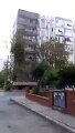İzmir'deki depremde binanın yıkılma anı anbean kameraya yansıdı