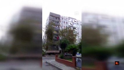 İzmir'de bir binanın yıkılma anı