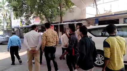 दीवार पर सेल्फ बनाकर अटेंडर्स को सामान रखने की सुविधा दे :कलेक्टर दिनेश जैन