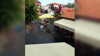 İzmir'de depremin ardından sokakları deniz suyu bastı