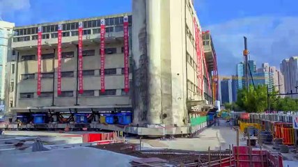 مبنى من 5 طوابق في شنغهاي "يسير" إلى مكان جديد