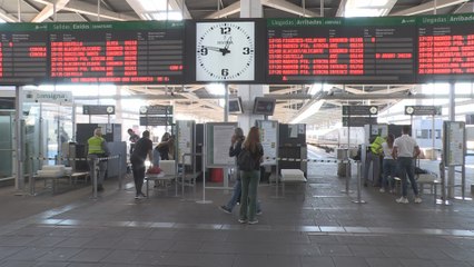Agentes de la Policía Nacional controlan la llegada y salida de pasajeros en la estación del AVE de