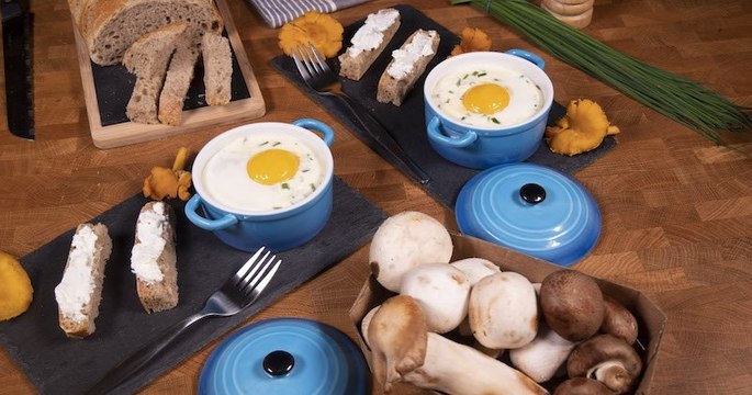 Vous allez adorer les gourmands oeufs cocottes aux champignons et St Môret léger