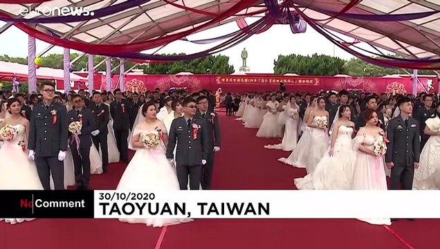 Casais homossexuais dão nó em casamento militar na ilha Formosa