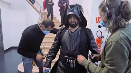 OFF TPMP : Cyril déguisé en Dark Vador, Kelly chante Edith Piaf, Castaldi taquiné pour son torse !