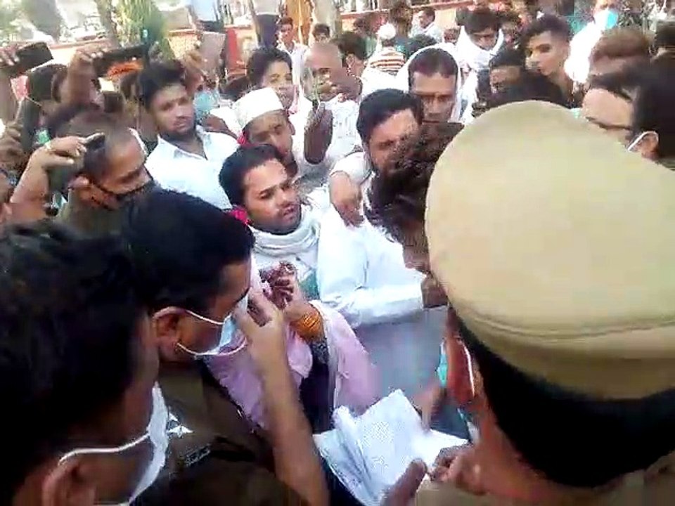 सपा विधायक सहित 30-40 अज्ञात के खिलाफ पुलिस ने...
