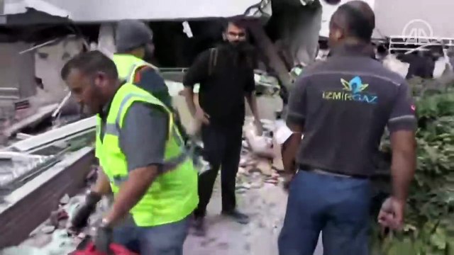 Yıkılan binalarda arama kurtarma çalışmaları devam ediyor