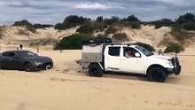 Tentavam retirar um Maserati encalhado na praia mas a forma como o fizeram deu asneira... e da grossa!