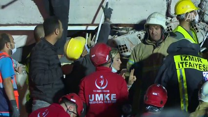Enkaz altındaki vatandaşa telefonla ulaşıldı: "Ablam neredesin"