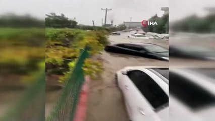 Sel suyuna kapılan araçlar böyle sürüklendi