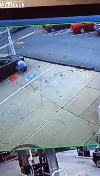 Il gonfle trop son pneu de voiture... boooom