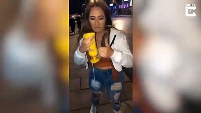 Sa spécialité : sortir des cocktails des boites de nuit sous sa robe...