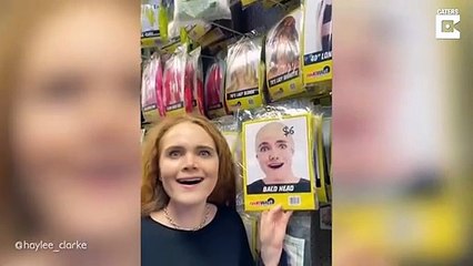 Download Video: Elle découvre son sosie dans un magasin de déguisements