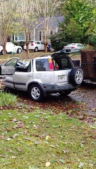 Ce n'est pas un tronc d'arbre qui arrêtera cette voiture