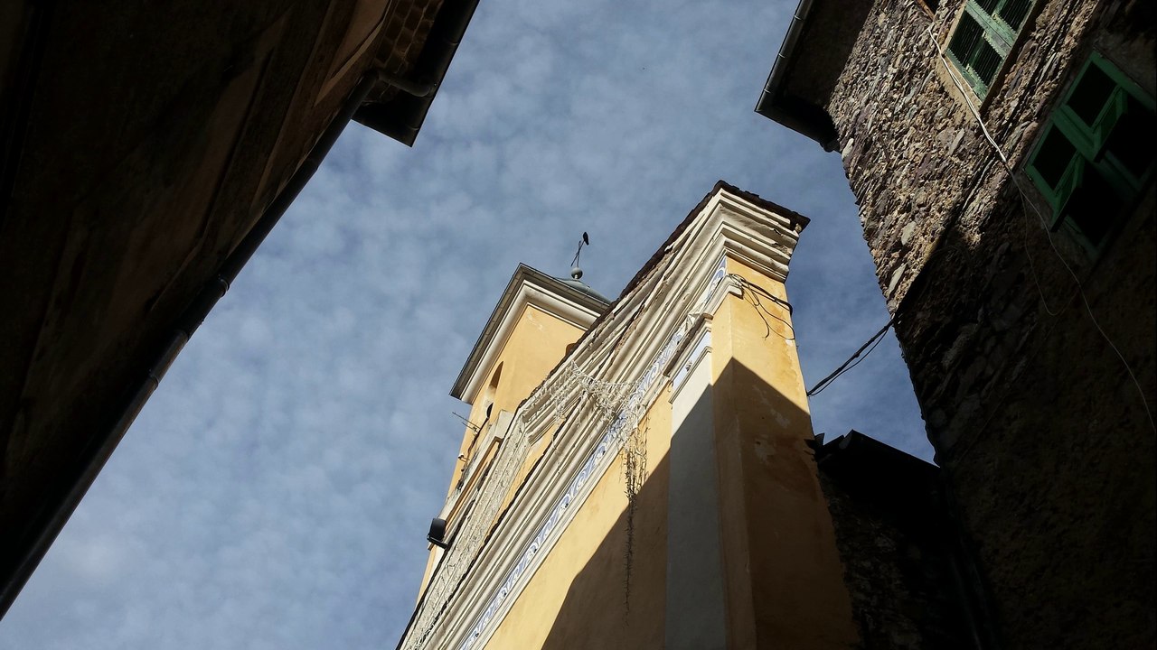 Maître Corbeau sur une croix perché