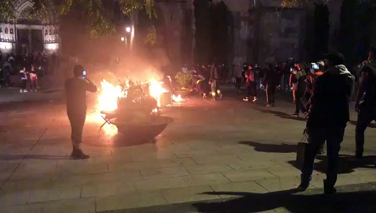 Aldarulls i enfrontaments entre contraris a les restriccions per la covid-19 i els Mossos a Barcelona