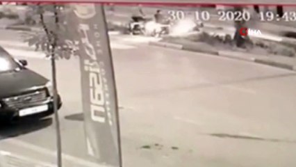 Otomobil yolun karşısına geçmek isteyen anne ve oğluna çarptı...O anlar kamerada