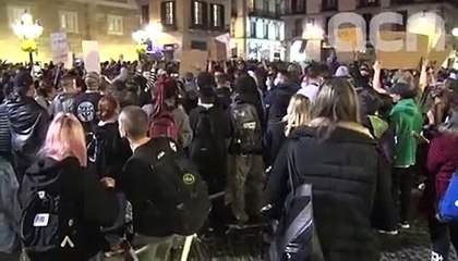 Los Mossos cargan en Barcelona contra negacionistas del coronavirus