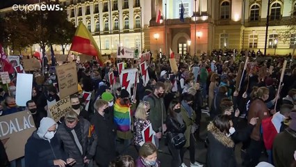 Tízezrek tüntettek Varsóban az abortusztörvény ellen