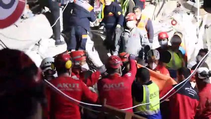 Enkaz altındaki annenin cansız bedenine ulaşıldı, oğlu yaralı olarak kurtuldu