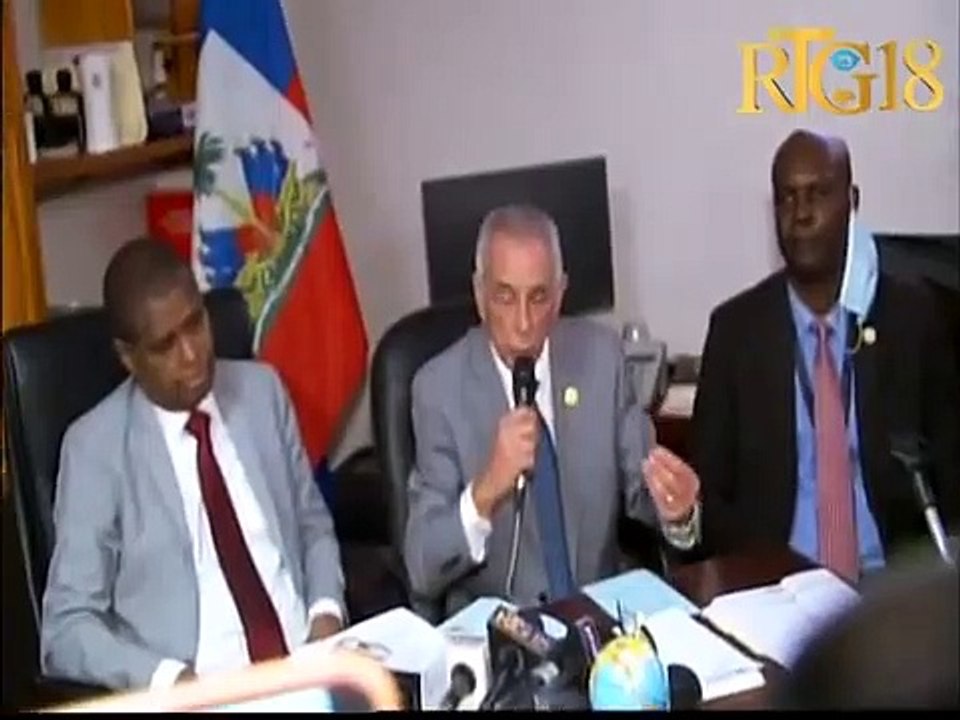 Responsab sèvis imigrasyon yo prezante yon nouvo paspò elektronik