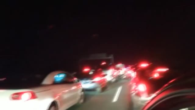 Los controles policiales por los cierres perimetrales provocan atascos kilométricos en las salidas de algunas ciudades