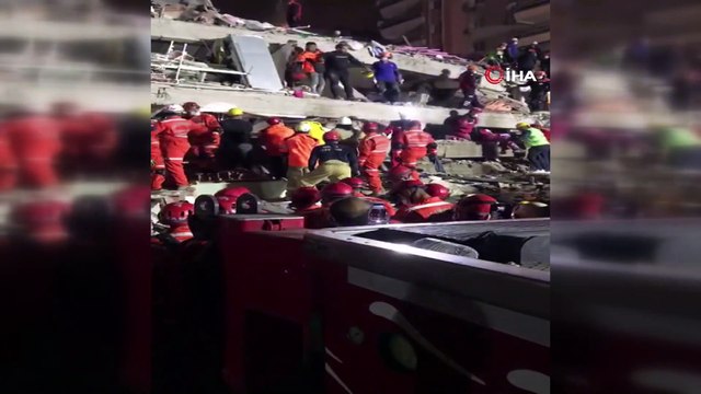 Jandarma arama kurtarma ekipleri enkaz bölgelerinde