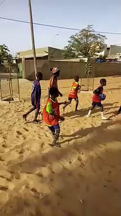 ECOLE DE FOOT au SENEGAL avec matériel (ballons...