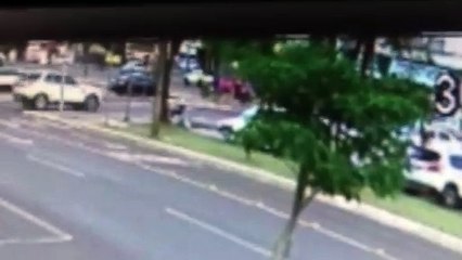 Veja: ciclista é arremessado ao ser atingido por carro na Av. Brasil