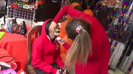 Cuatro primos sostienen su negocio de cotillones a ritmo de una serenata de Coco