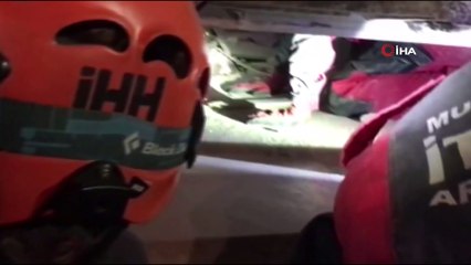 Rıza bey apartmanında ekipler enkaz altındaki vatandaşlara ulaşmak için elleriyle molozları kazıyor