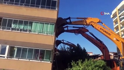 Yıkılmaması için kepçeyle desteklenen Barış Apartmanı'nda kurtarma çalışmaları sürüyor