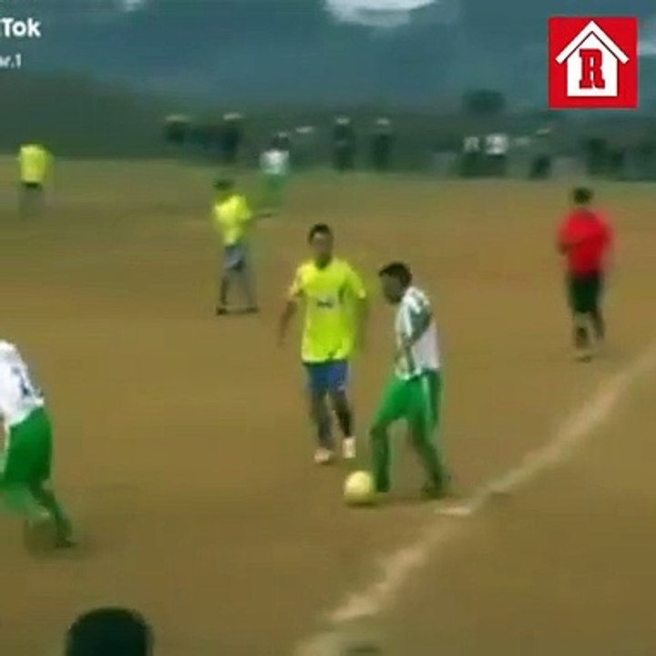 Falta en la reta de futbol, narrada por Martinoli