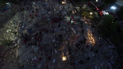Emrah apartmanının enkazında çalışmalar sabahın ilk saatlerinde devam ediyor
