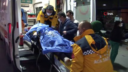 Enkaz altından çıkarılan yaralı vatandaşlar hastaneye getiriliyor