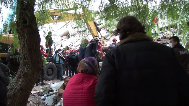 Doğanlar apartmanı enkazında arama kurtarma çalışmaları sabahın ilk saatlerinde devam ediyor