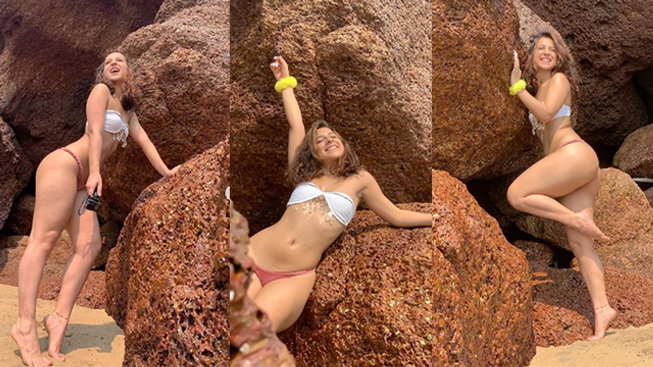 Benafsa Soonawalla Goa Beach पर Bikni Look में अकेले मस्ती करती हुई VIRAL | Boldsky