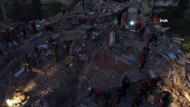 Enkaza dönen binalarda sabahın ilk ışıklarında arama kurtarma çalışmaları devam ediyor