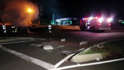 Após colidir na BR-277, carro pega fogo e motorista foge