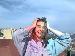 نجمة أنت اطرق بابي تنفعل داخل أحد مقاهي تركيا