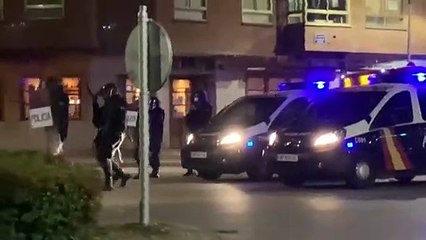 Graves disturbios en Burgos con más de cien contenedores quemados