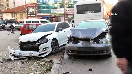 Servis midibüsü 8 araca çarptı: 3 yaralı