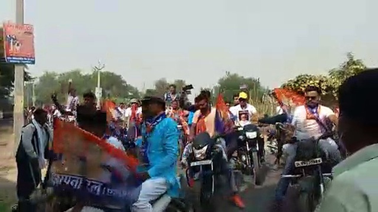 सरदार पटेल की प्रतिमा पर अध्यापकों व छात्र छात्राओं ने पुष्प अर्पण किए