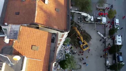 Depremde ilk 3 katı çöküp yan yatan binayı iş makineleri tutuyor